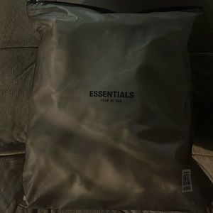 This is a new essential hoodie, it’s a year 2024 brand new haven’t been worn.